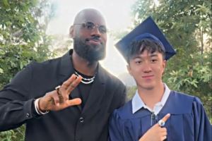 羡慕了?老詹参加布莱斯毕业典礼 应儿子要求和同学合影